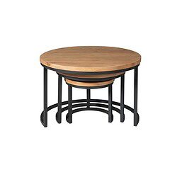 Eigentijdse gestapelde eettafels van massief hout met zwart metalen onderstel voor een strakke en functionele woonstijl.