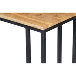 Elegante eettafel met grof houten blad en zwart metalen onderstel, perfect voor moderne interieurs en gezellige eetkamers.