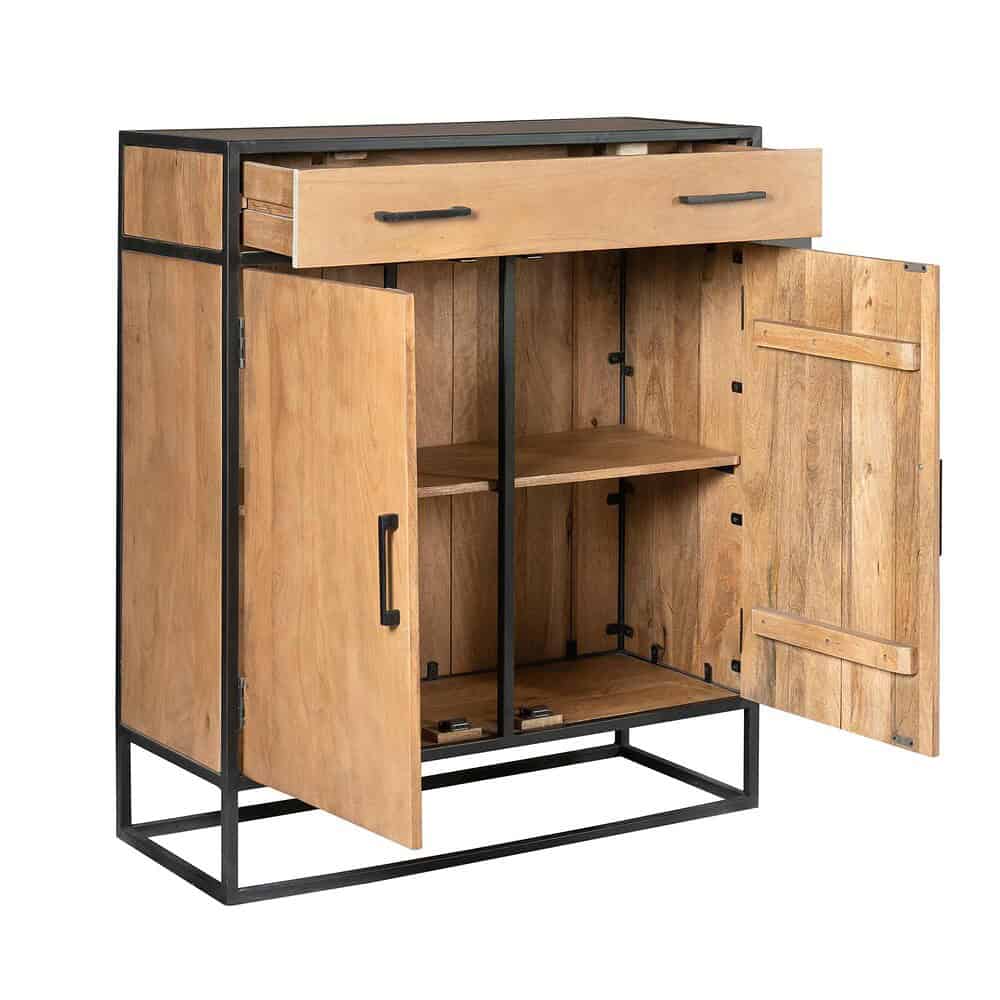 Robuuste houten kast met zwart metalen frame, open en gesloten opbergvakken, perfect voor industrieel interieur, van Mokana Meubelen.