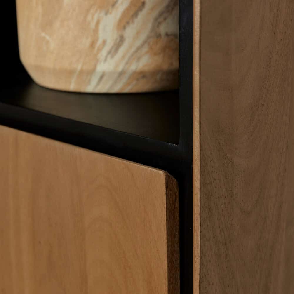 Strak houten meubel met zwarte randafwerking, moderne ontwerp van Mokana Meubelen, perfect voor een eigentijdse woonkamer of kantoorruimte.