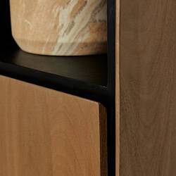 Strak houten meubel met zwarte randafwerking, moderne ontwerp van Mokana Meubelen, perfect voor een eigentijdse woonkamer of kantoorruimte.