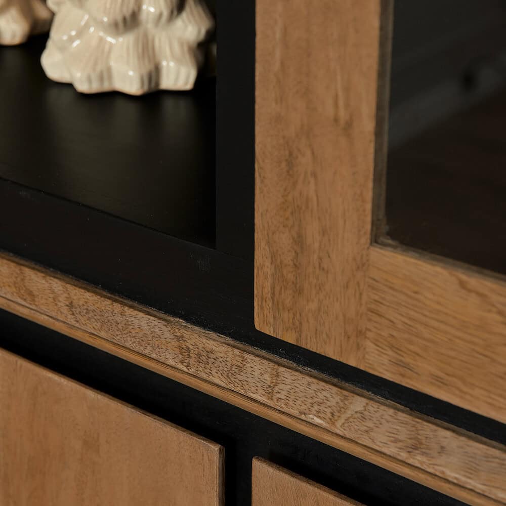 Een detaillistische close-up van een houten meubel met zwarte accenten, exemplaar uit de collectie van Mokana Meubelen, perfect voor een elegante en moderne interieurstijl.