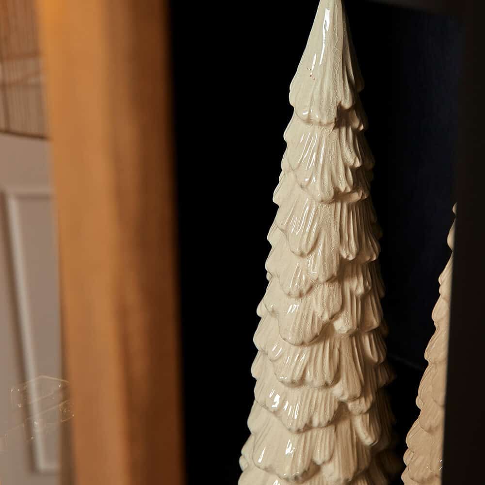 Elegante keramische dennenboomdecoratie in witte glanzende afwerking, perfect voor sfeervolle kerstdecoraties en winterse interieuraccenten.