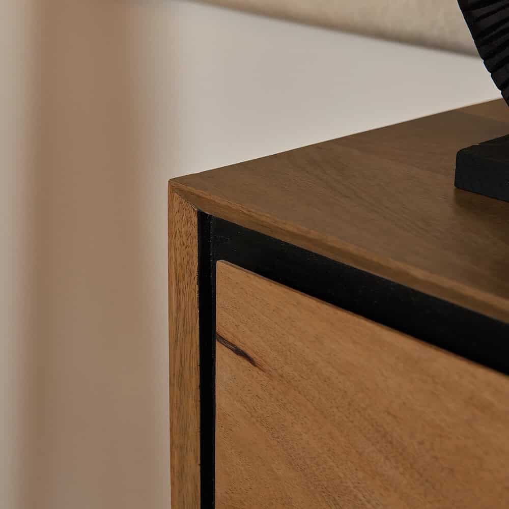 Houten meubel met zwart metalen frame, modern design, pure vakmanschap van Mokana Meubelen. Perfect voor een stijlvolle en functionele inrichting.