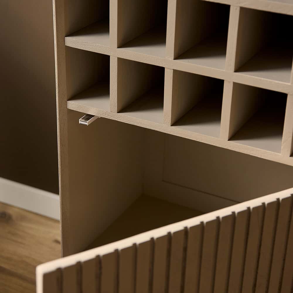 Houten wijnrek met vakken, ideaal voor wijnopslag, gemaakt door Mokana Meubelen voor een stijlvolle en functionele wijnkast.