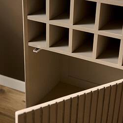 Houten wijnrek met vakken, ideaal voor wijnopslag, gemaakt door Mokana Meubelen voor een stijlvolle en functionele wijnkast.