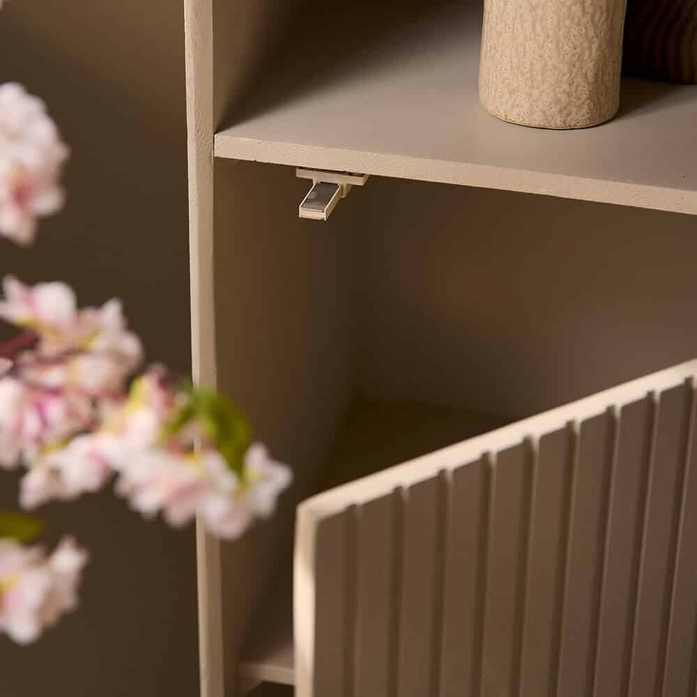 Hoogwaardige houten kast met USB-poort, modern meubelontwerp, Mokana Meubelen, op maat gemaakte houten meubels, Scandinavisch interieur, functionele en stijlvolle decoratie.
