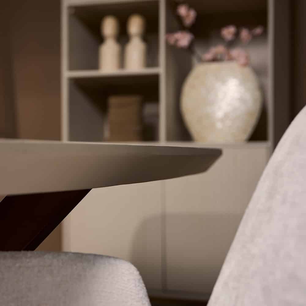 Slanke, moderne woonkamer met stijlvolle houten meubelen en decoratief aardewerken vaas in neutrale tinten. Perfect voor een eigentijdse interieurstijl met warme accenten.