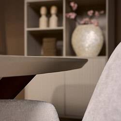 Slanke, moderne woonkamer met stijlvolle houten meubelen en decoratief aardewerken vaas in neutrale tinten. Perfect voor een eigentijdse interieurstijl met warme accenten.