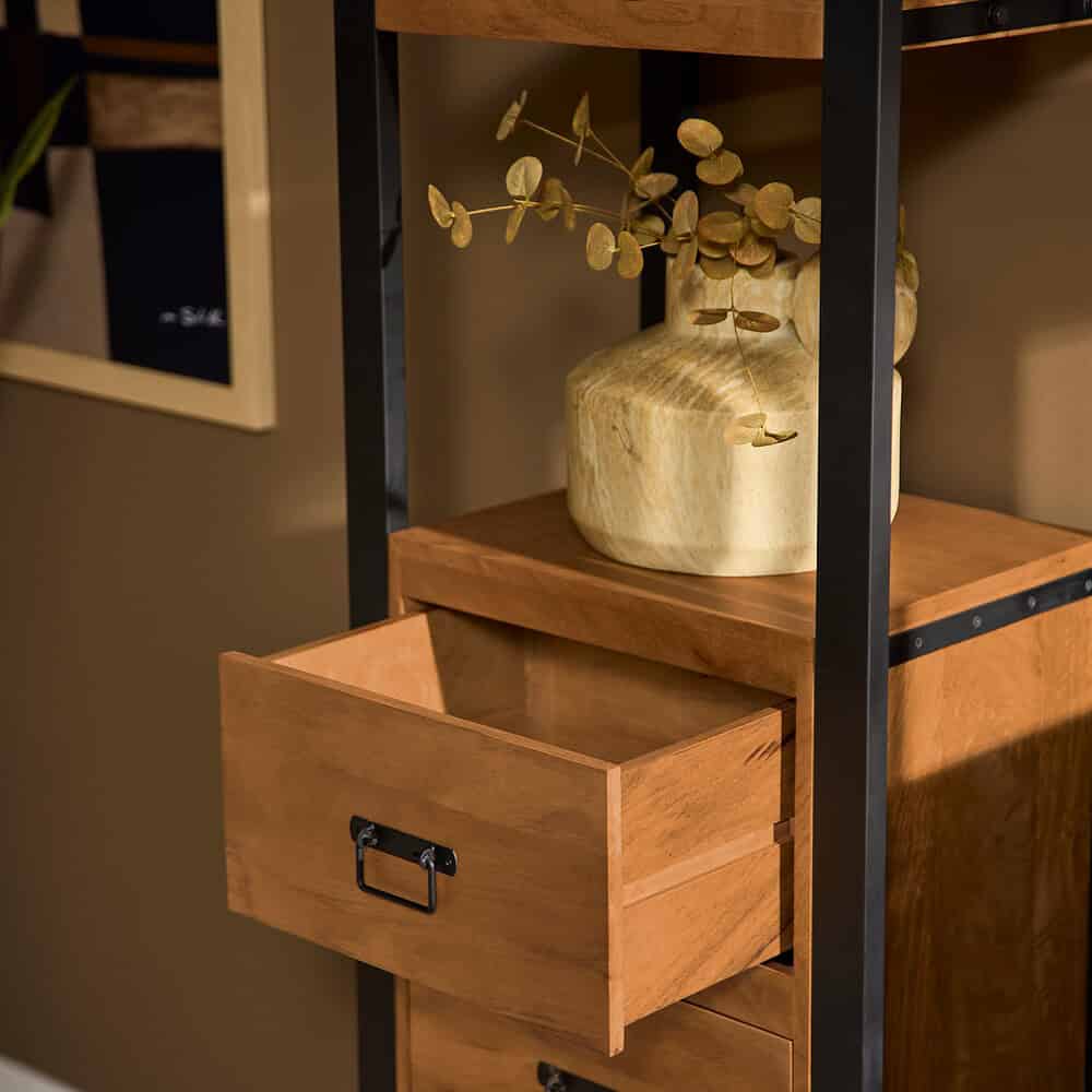 Energetische foto van een modern houten meubelstuk met lade en metalen frame, perfect voor interieurdecoratie en opbergen, gemaakt door Mokana Meubelen.