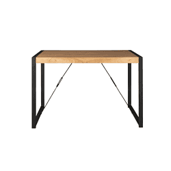 Modern eettafel met naturel houten blad en stalen frame, perfect voor een industrieel interieur.