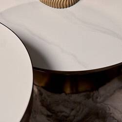 Elegante ronde salontafel met marmerlook en gouden rand, perfect voor modern interieur.