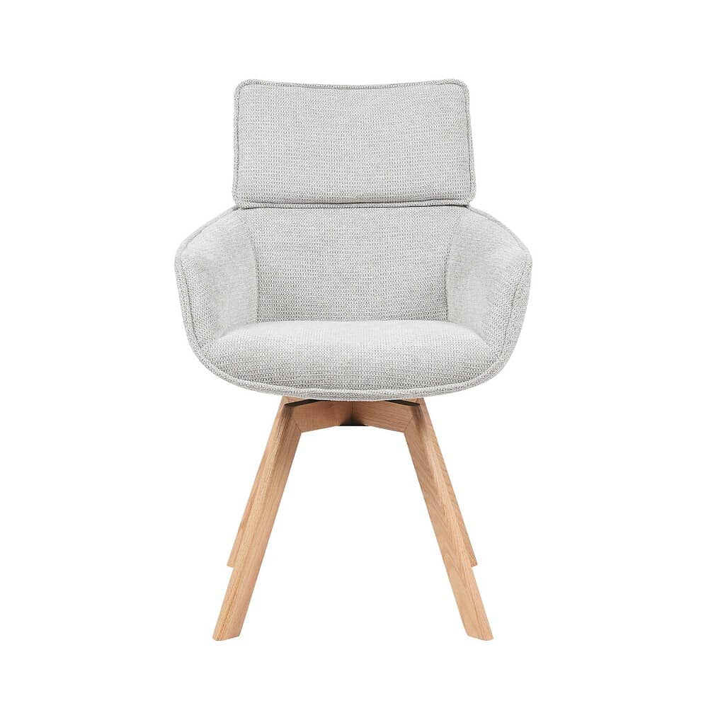 Zitkamerstoel in lichtgrijze stof met houten poten, modern en comfortabel design, perfect voor stijlvolle woonruimtes en eetkamers.