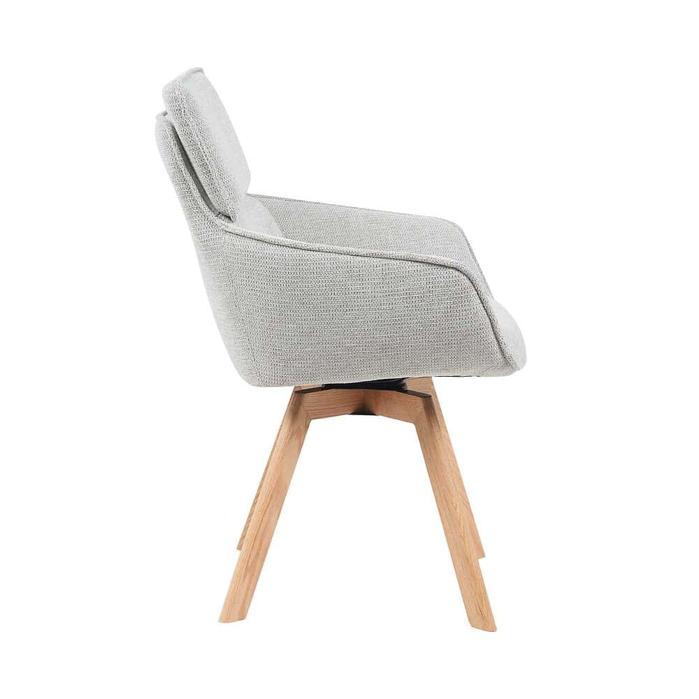 Lichtgrijze gestoffeerde fauteuil met houten poot, modern en comfortabel design van Mokana Meubelen. Perfect voor een stijlvolle en gezellige woonruimte.