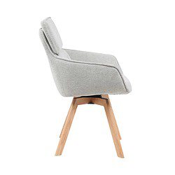 Lichtgrijze gestoffeerde fauteuil met houten poot, modern en comfortabel design van Mokana Meubelen. Perfect voor een stijlvolle en gezellige woonruimte.