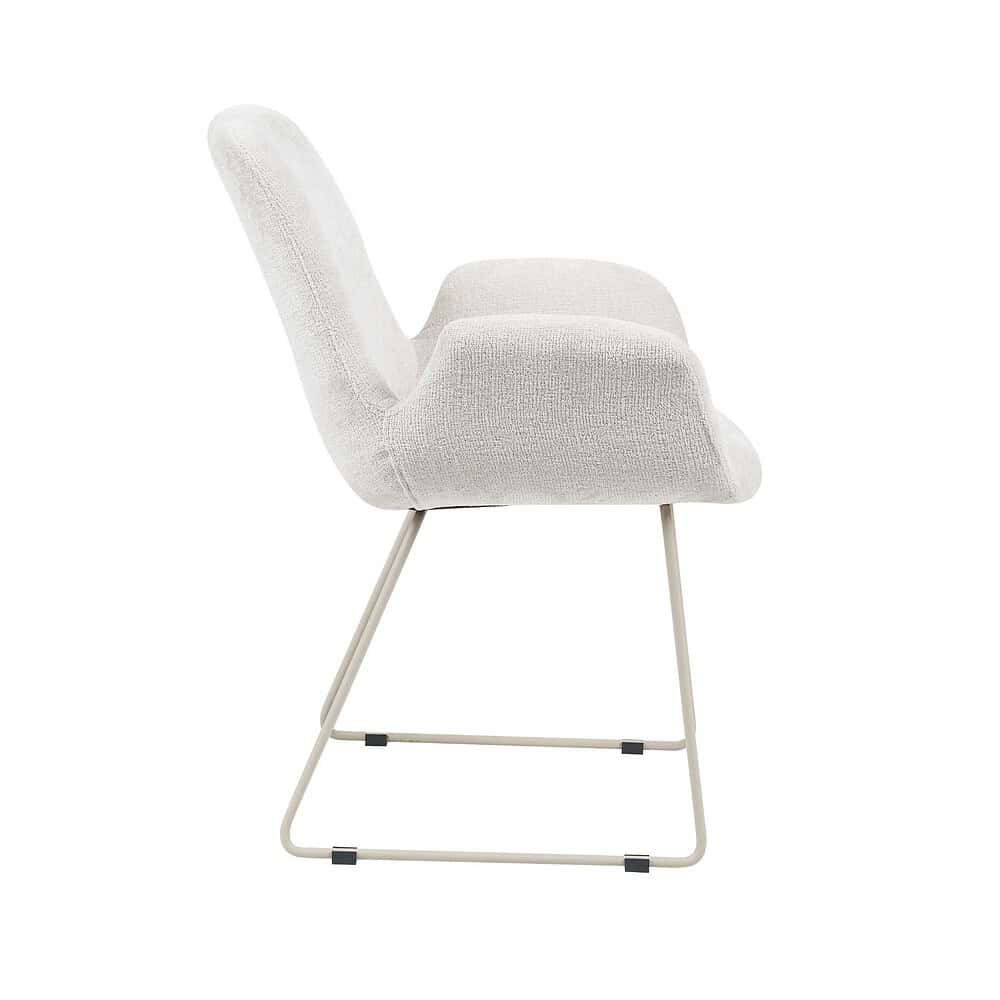 Zachte witte gestoffeerde lounge stoel met metalen voetstructuur van Mokana Meubelen, modern en comfortabel meubel voor een stijlvolle inrichting.