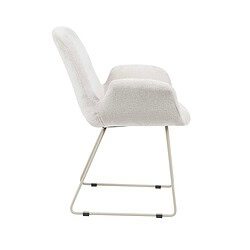 Zachte witte gestoffeerde lounge stoel met metalen voetstructuur van Mokana Meubelen, modern en comfortabel meubel voor een stijlvolle inrichting.