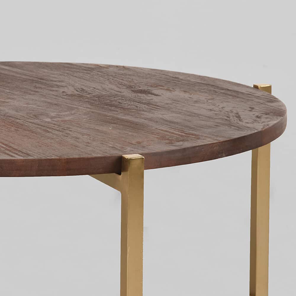 Elegante houten tafel met goudkleurige metalen poten, perfect voor stijlvolle woon- of eetkamers. Mokana Meubelen biedt op maat gemaakte meubels van hoge kwaliteit.