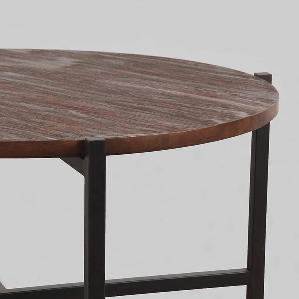 Kaarttafel met ronde houten top en zwart metalen frame, perfect voor modern interieur.