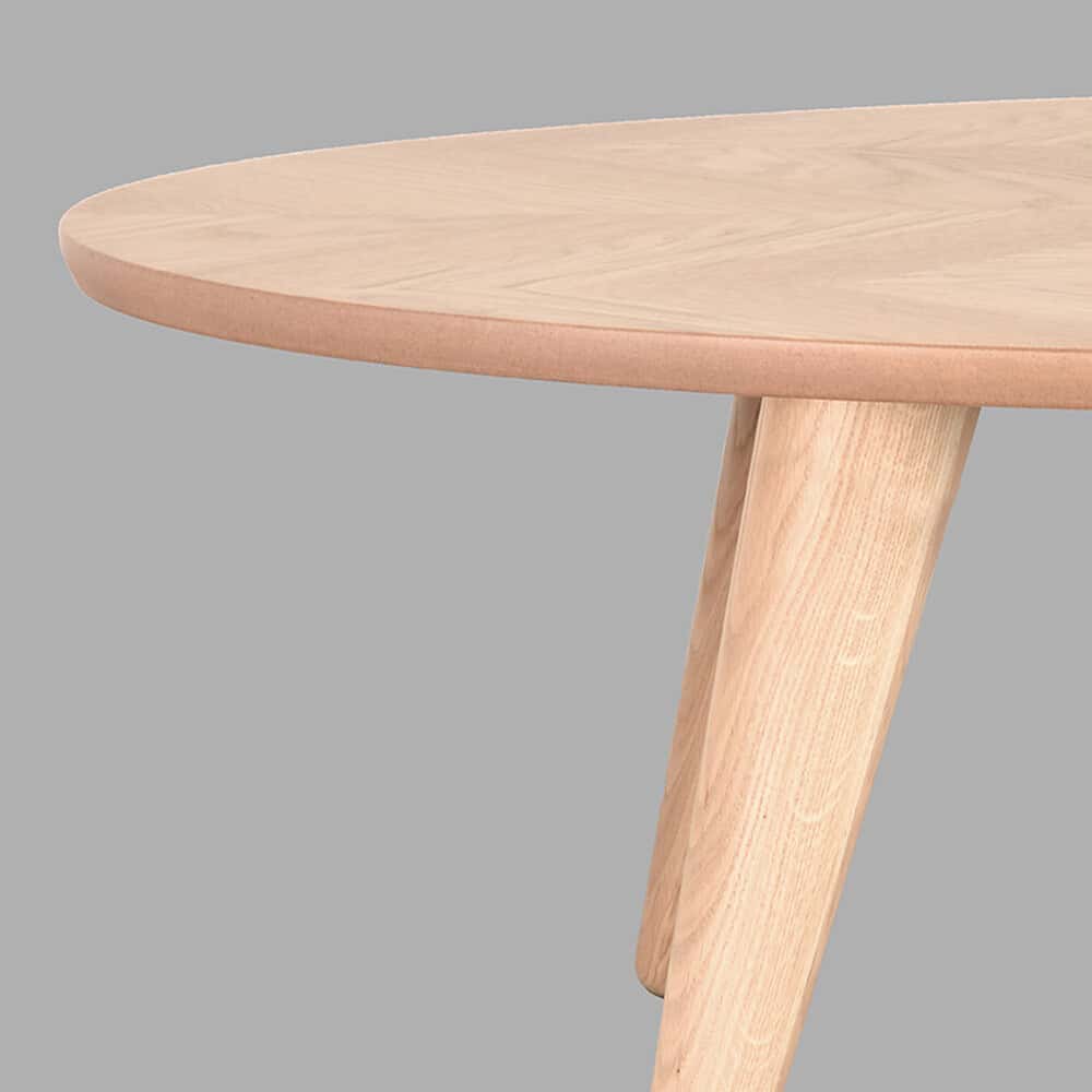 Eenvoudige houten tafel met ronde top en natuurlijke afwerking.