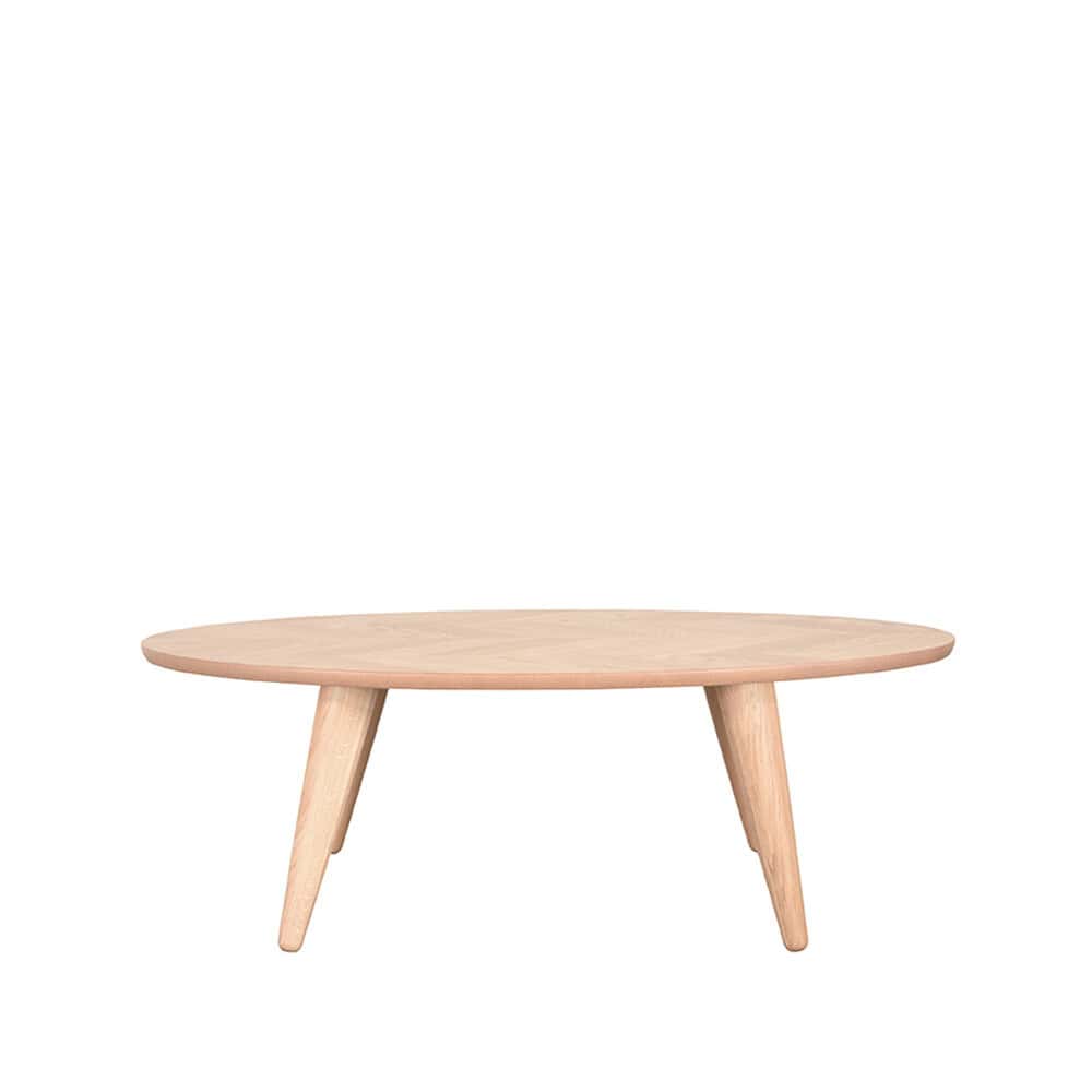 Moderne eiken salontafel met drie schuine poten, minimalistisch design, perfect voor interesse in stijlvolle woonkamermeubels.
