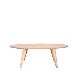 Moderne eiken salontafel met drie schuine poten, minimalistisch design, perfect voor interesse in stijlvolle woonkamermeubels.