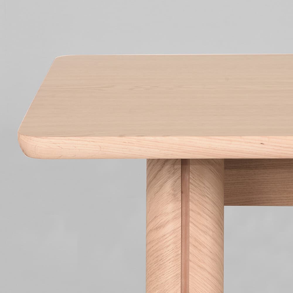 Lichte houten tafel met afgeronde hoeken en stevige poot, perfect voor een moderne eethoek of kantoorruimte. Tijdloos design en hoogwaardige kwaliteit van Mokana Meubelen.