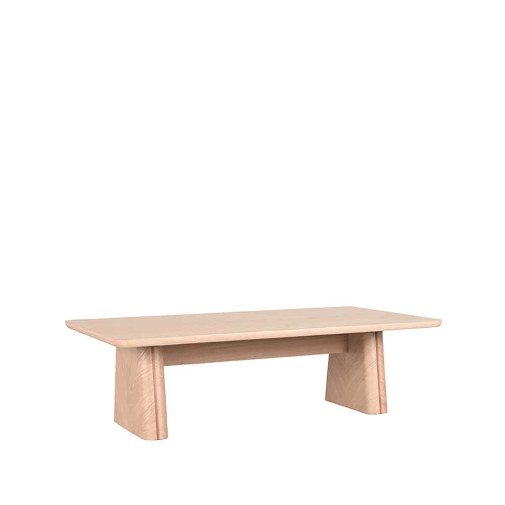 Robuuste houten salontafel met strakke, natuurlijke afwerking, ideaal voor moderne woonkamers, handgemaakt en duurzaam.
