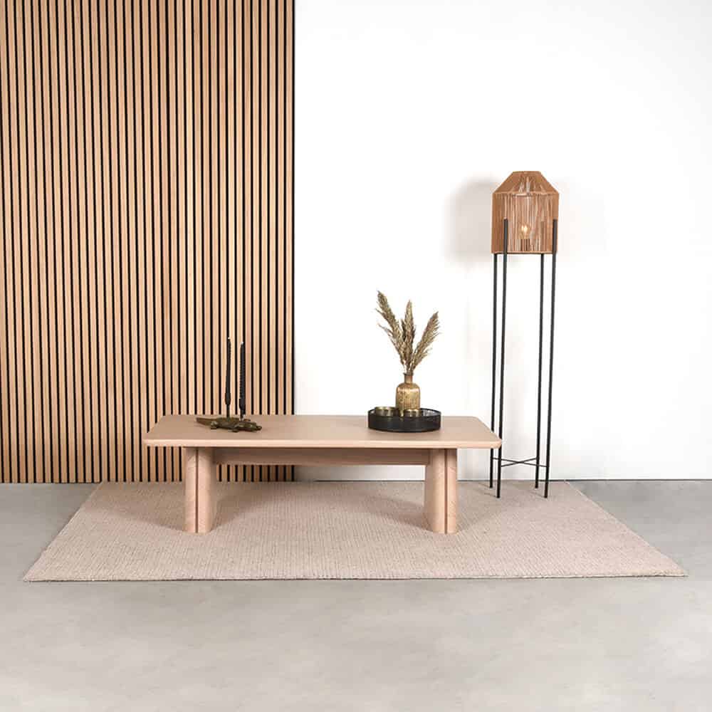 Elegante houten salontafel met minimalistisch design, ideaal voor een modern interieur, gecombineerd met sfeervol vloerlamp en decoratieve vazen voor een warme uitstraling.