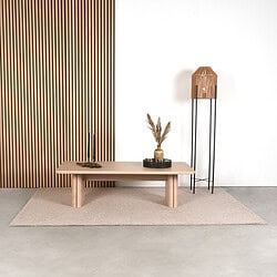 Elegante houten salontafel met minimalistisch design, ideaal voor een modern interieur, gecombineerd met sfeervol vloerlamp en decoratieve vazen voor een warme uitstraling.