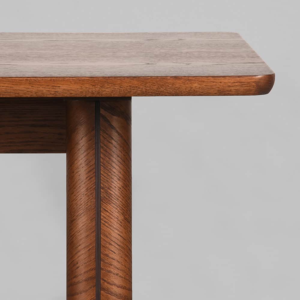 Elegant houten tafel met gedetailleerde afwerking en stevige poot voor duurzame kwaliteit. Perfect voor een moderne woon- of eetkamer, ontworpen door Mokana Meubelen.