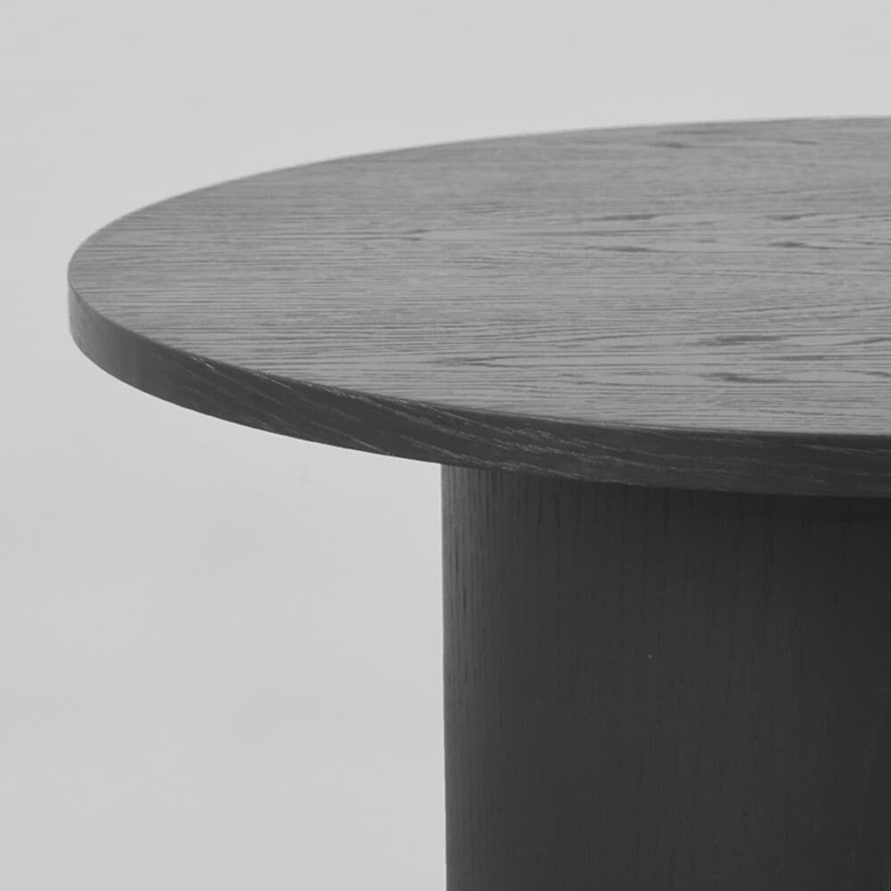 Unieke houten eettafel met strakke afwerking, modern design en natuurlijke uitstraling, gemaakt door Mokana Meubelen voor stijlvol en functioneel wonen.