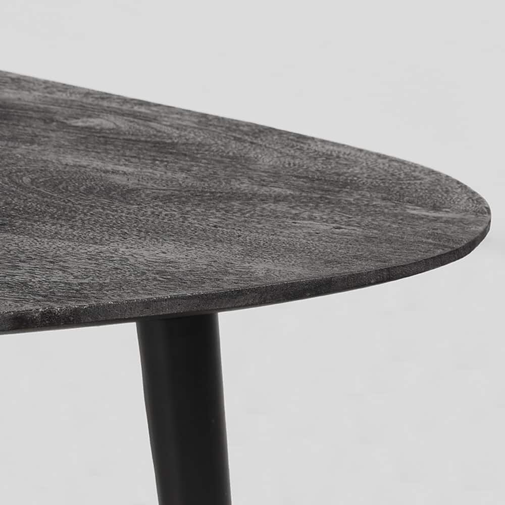 Robuuste houten tafel met zwarte metalen poten, perfect voor moderne eetkamers en salontafels. Duurzame en stijlvolle meubelstukken van Mokana Meubelen.