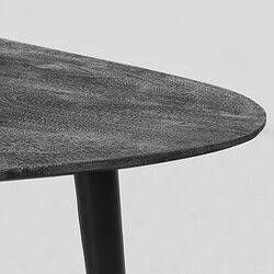 Robuuste houten tafel met zwarte metalen poten, perfect voor moderne eetkamers en salontafels. Duurzame en stijlvolle meubelstukken van Mokana Meubelen.