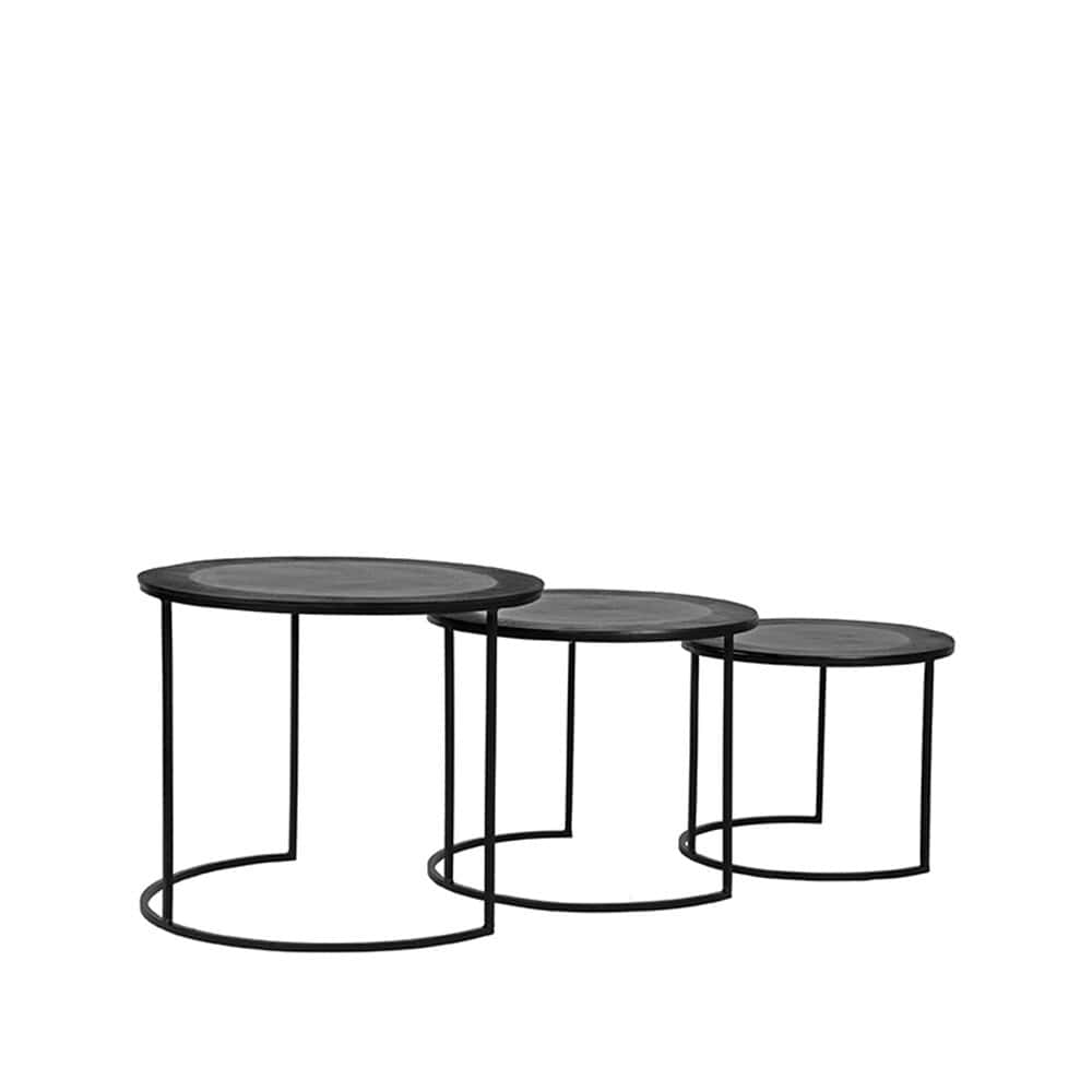 Robuuste zwarte salontafels set van drie met metalen frame en houten bladen. Moderne diepzwarte design tafels, ideaal voor woonkamer of lounge. Perfect voor moderne interieur stijlen en decoratie.