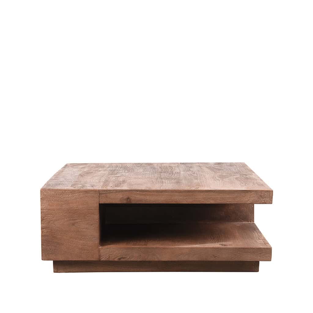 Robuuste houten salontafel met moderne uitstraling, handgemaakt in Nederland door Mokana Meubelen, perfect voor een warm en stijlvol interieur.