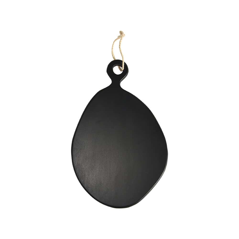 Zwarte houten snijplank met ophangkoord, elegant en functioneel keukenaccessoire, geschikt voor moderne woonstijl, vervaardigd door Mokana Meubelen.