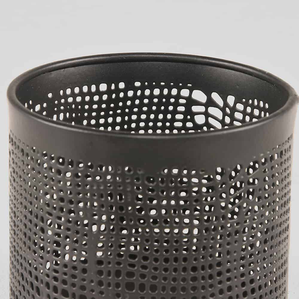 Metaaliseerbare zwarte bureaulamp houder met perforaties, modern design en optimale ventilatie. Ideaal voor kantoor- en woonruimte in thermisch en esthetisch aantrekkelijke uitvoering.