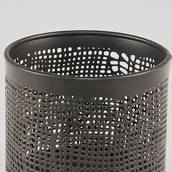 Metaaliseerbare zwarte bureaulamp houder met perforaties, modern design en optimale ventilatie. Ideaal voor kantoor- en woonruimte in thermisch en esthetisch aantrekkelijke uitvoering.