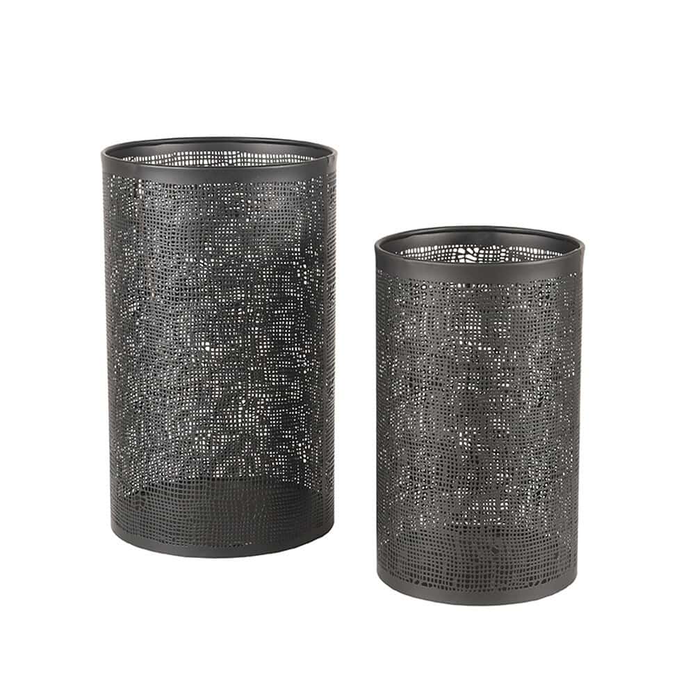 Zwarte metalen lantaarnvlammen met opengewerkte patroon, comfortabel voor sfeerverlichting.