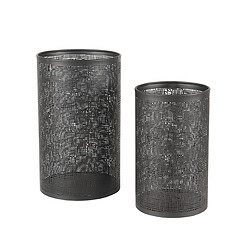 Zwarte metalen lantaarnvlammen met opengewerkte patroon, comfortabel voor sfeerverlichting.