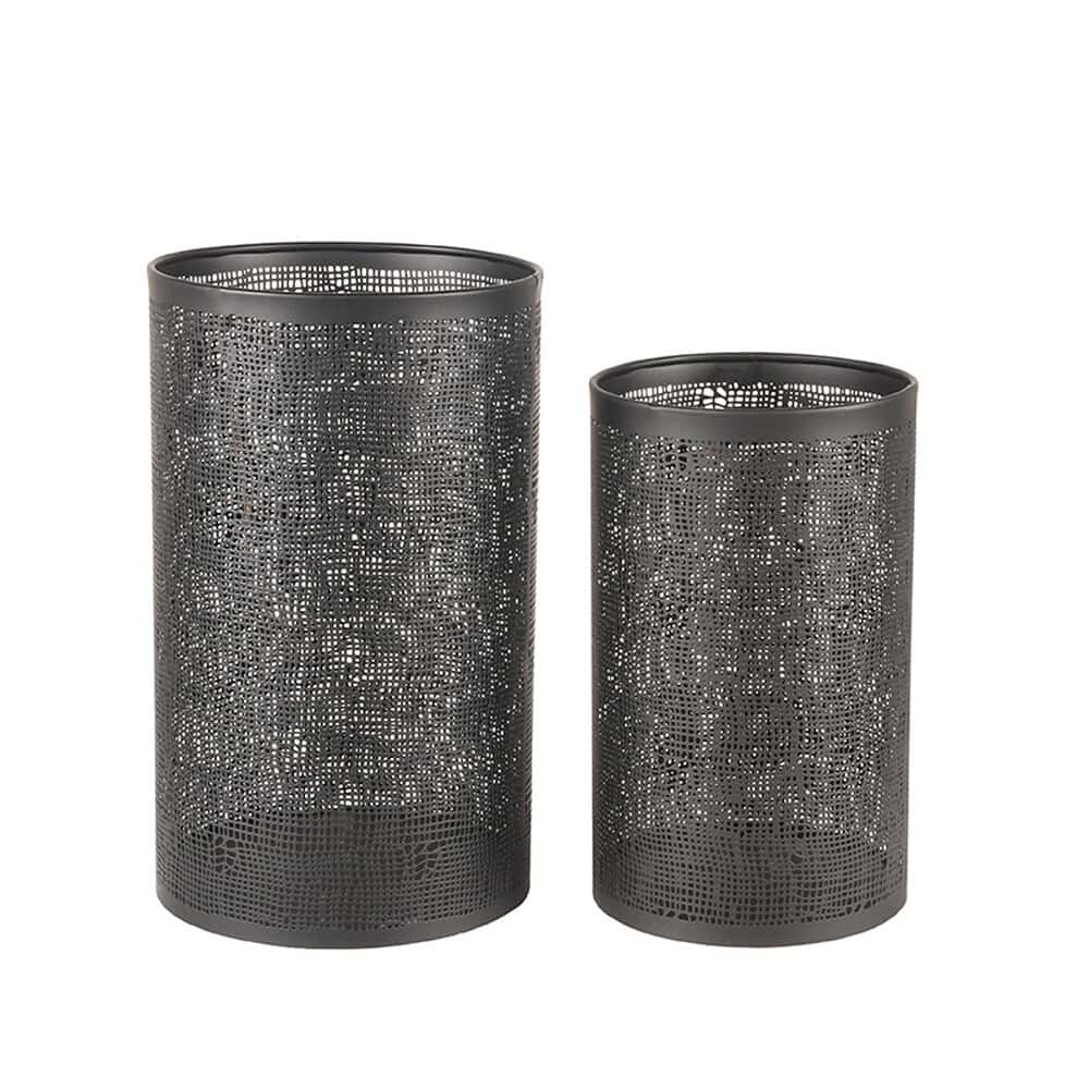 Vazen van zwart met decoratief metalen ontwerp voor modern interieur.