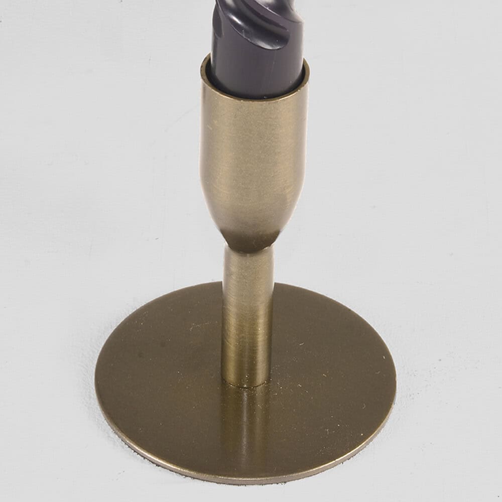 Kandelaar, modern design, goudkleurig met zwart element, decoratief voor interieur, stijlvolle tafelaccessoire, geschikt voor kaarsen en feestdecoratie.