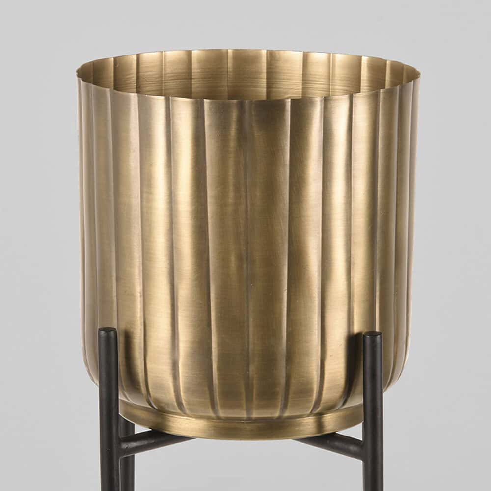 Gouden metallic plantenbak op zwart metalen voet, modern en stijlvol, perfect voor binnen en buiten, ontworpen door Mokana Meubelen.