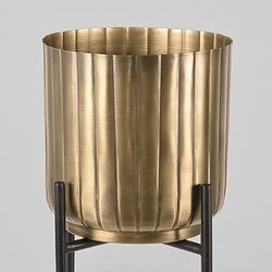 Gouden metallic plantenbak op zwart metalen voet, modern en stijlvol, perfect voor binnen en buiten, ontworpen door Mokana Meubelen.