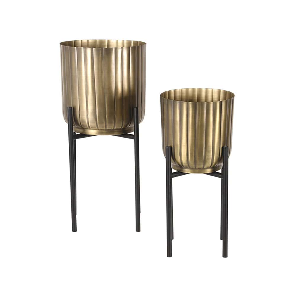 Elegant metalen plantenbakken met zwart metalen sokkel, perfect voor binnen en buiten, gecombineerd met modern tuinmeubilair voor stijlvolle groenaccenten.