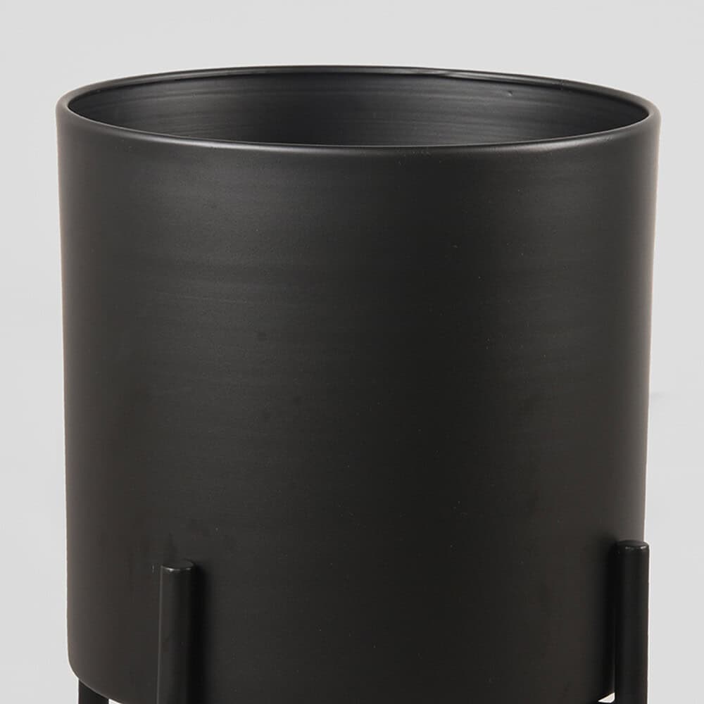 Modern zwart bijzettafeltje van Mokana Meubelen, minimalistisch en elegant ontwerp.