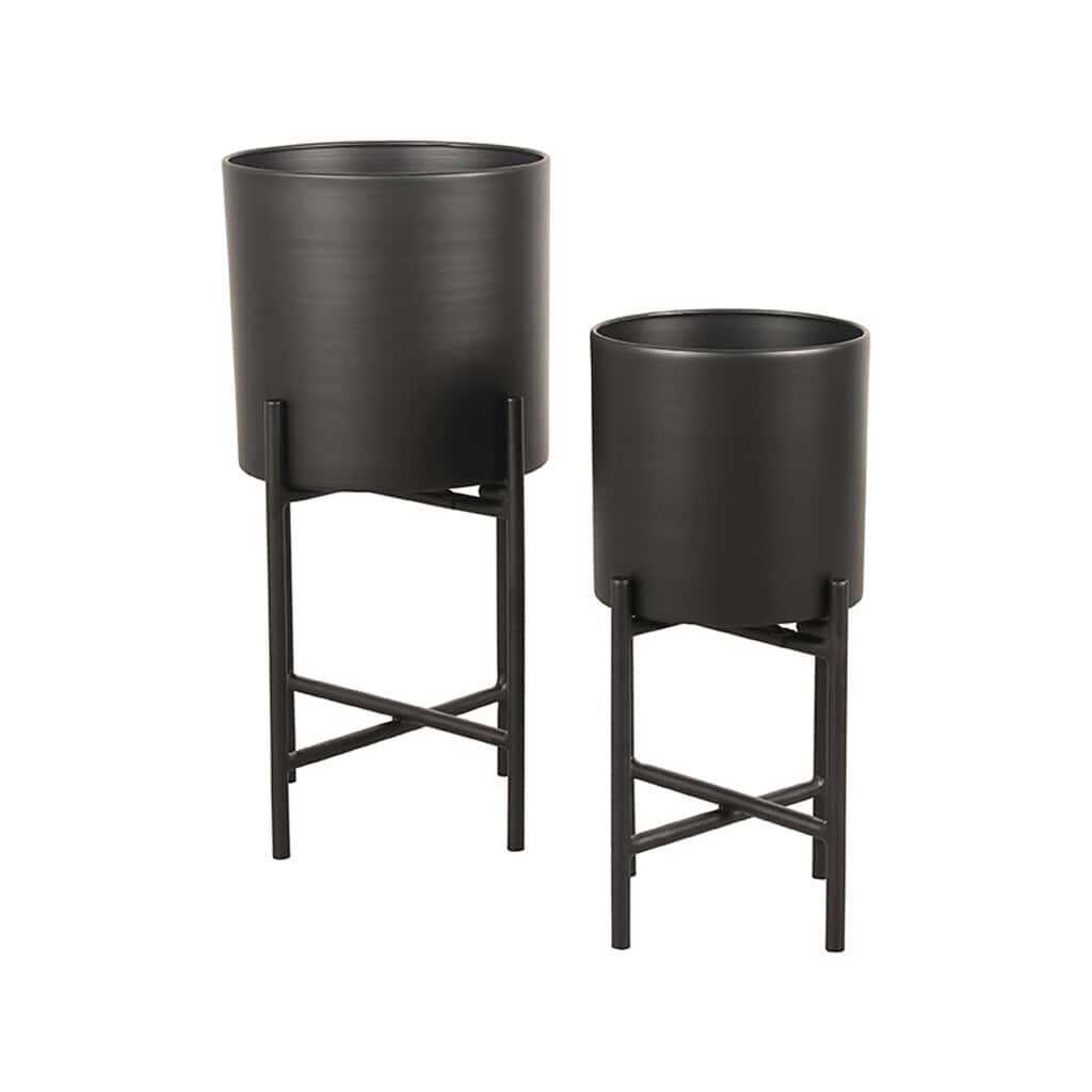Stijlvolle zwarte plant- en bloemenpotten op metalen standaard, modern tuin- en interieurdecoratie.