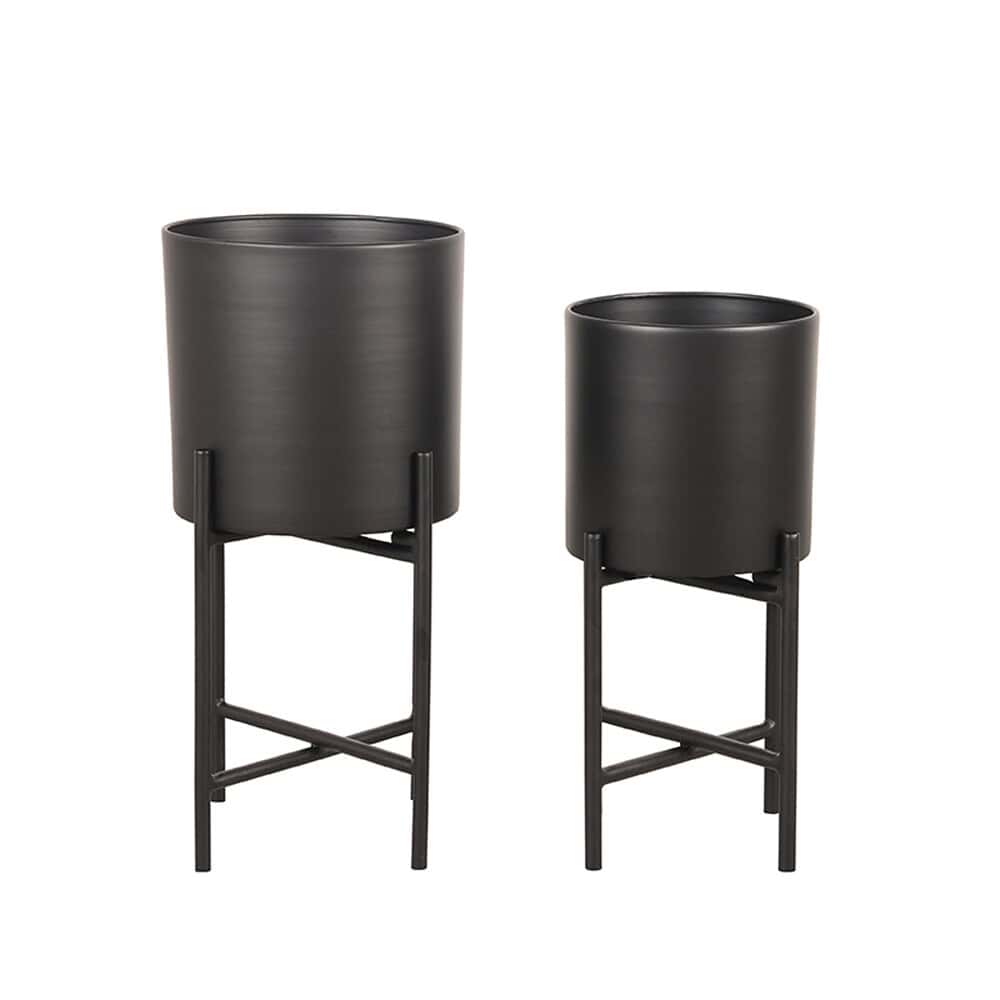 Strakke zwarte plantenbakken op zwart metalen onderstellen, modern ontwerp voor binnen en buiten.