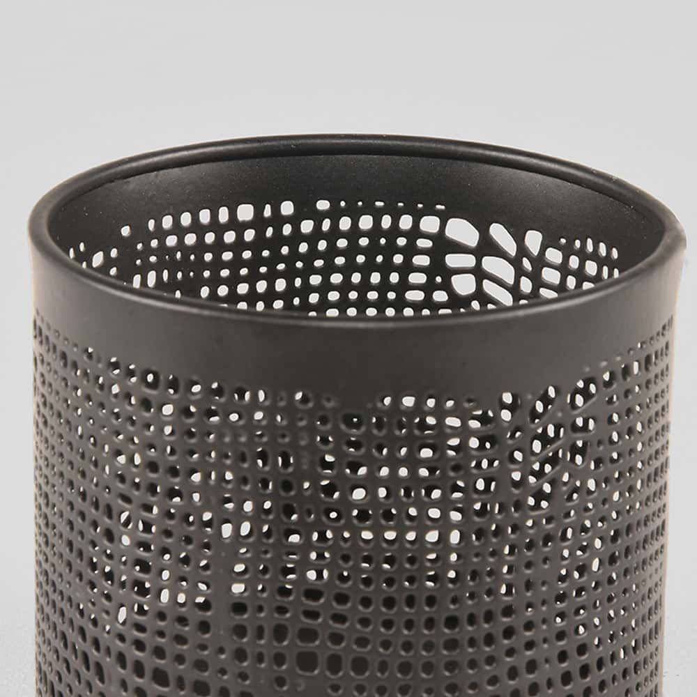 Metaal prullenbak met perforaties voor kantoor of huis, zwart design.